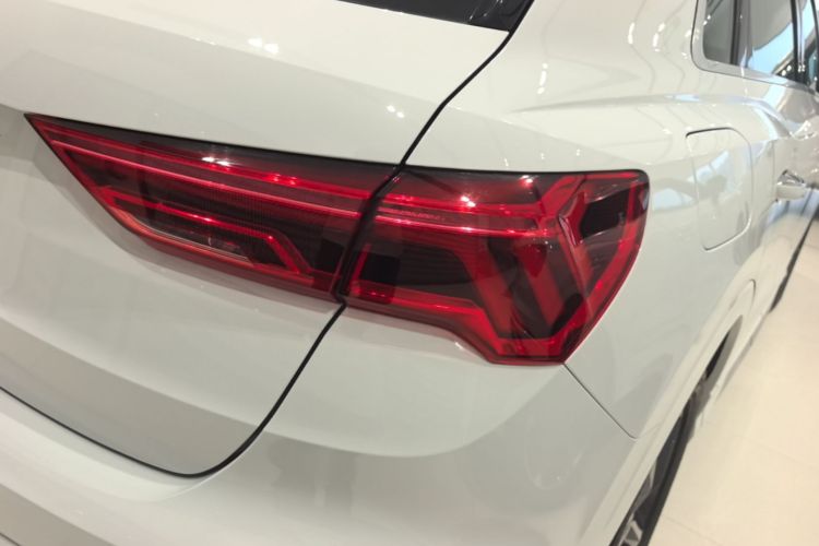 Audi Q3 2024 immagine di auto #8