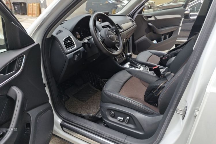 Audi Q3 2019 car image #18