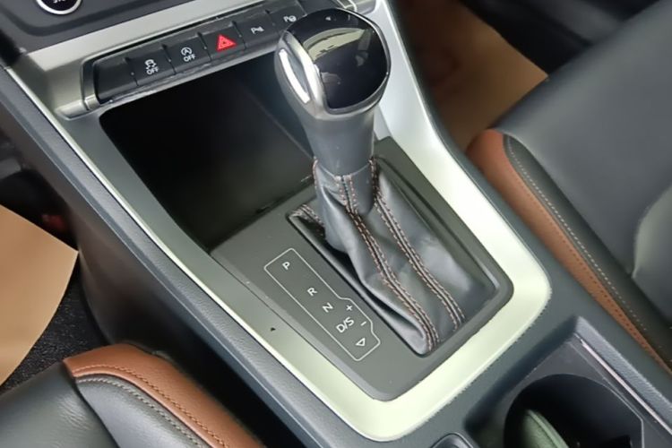 Audi Q3 2021 car image #14