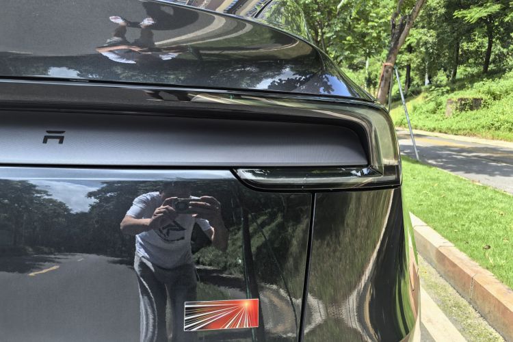 Tesla Model Y 2025 car image #10