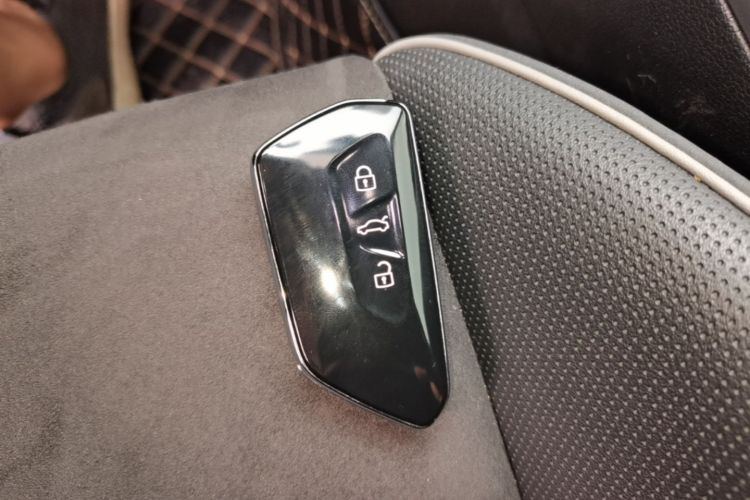 Volkswagen Golf 2024 car image #9