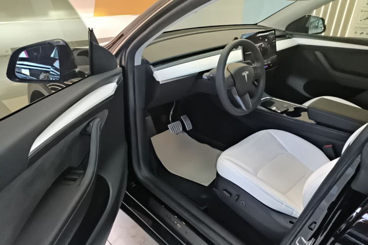 Tesla Model Y 2023 #16 Tesla Model Y 2023 car image #16