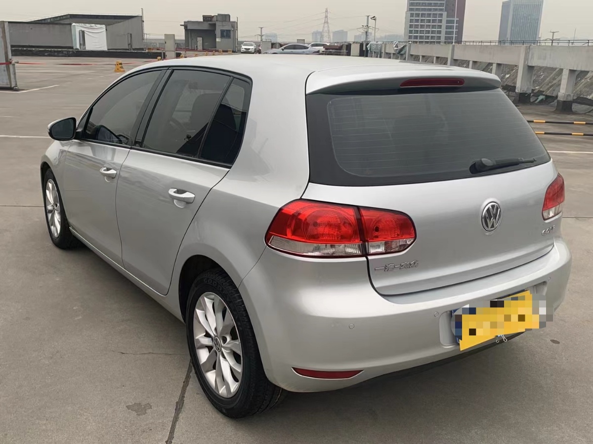 Volkswagen Golf 2010 car image #4