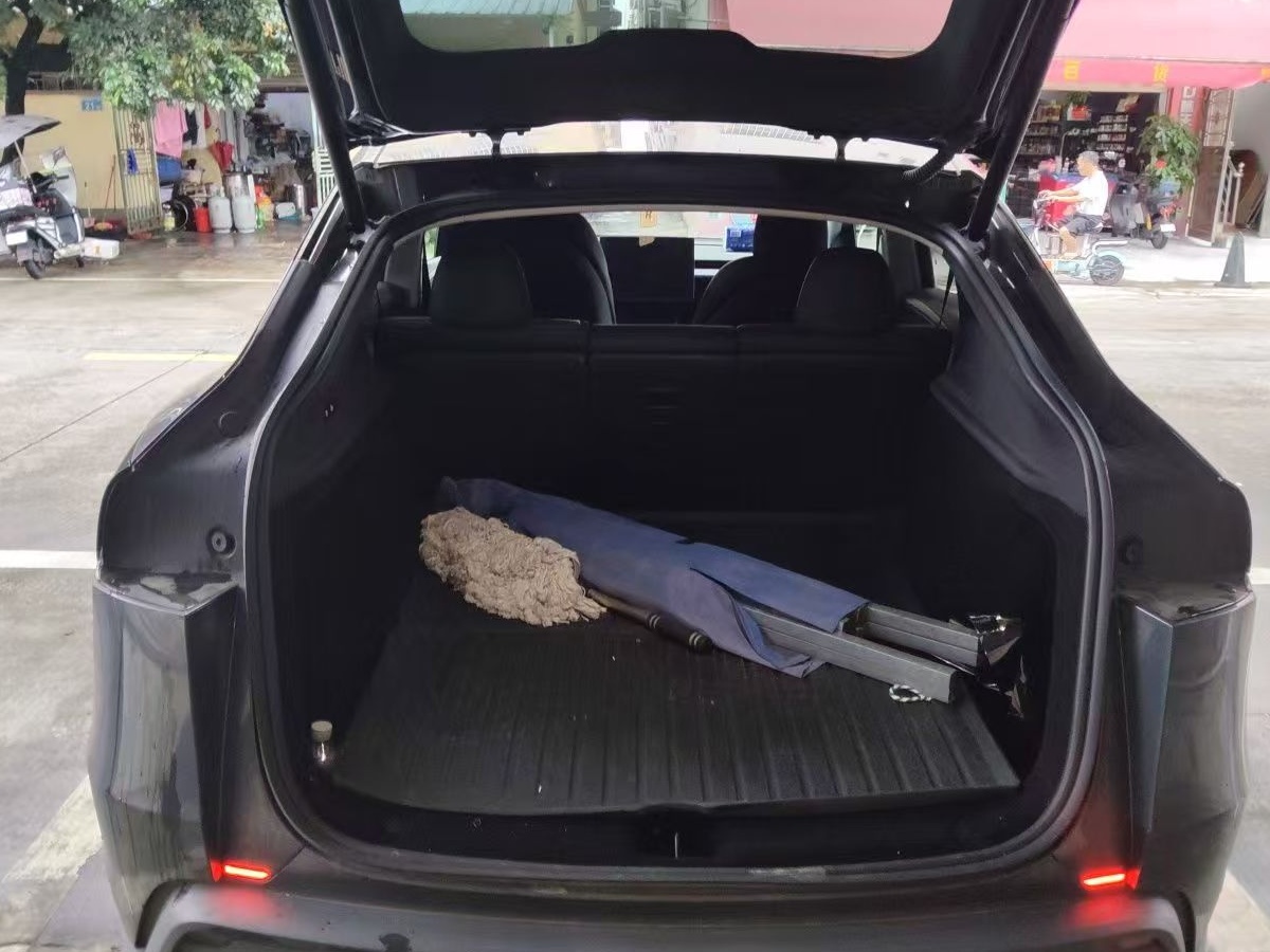 Tesla Model Y 2025 immagine di auto #3