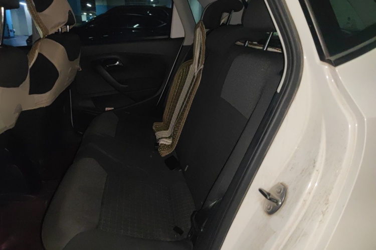 Volkswagen Polo 2015 car image #10