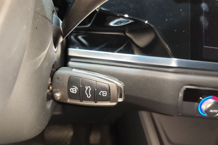 Audi Q3 2023 car image #9