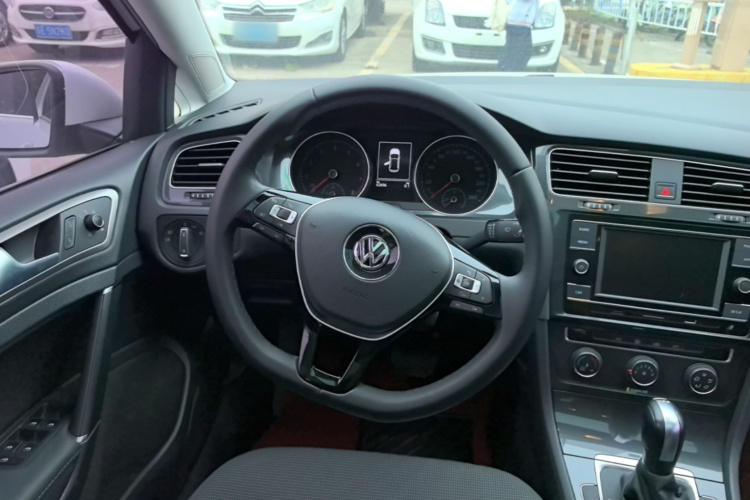 Volkswagen Golf 2018 car image #15