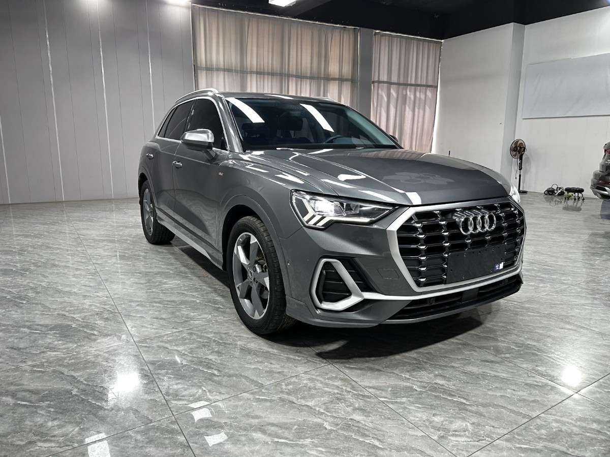 Audi Q3 2023 car image #3