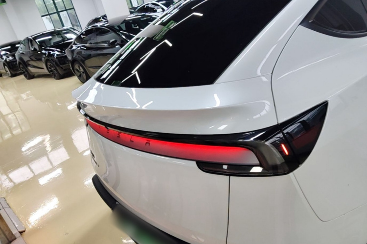 Tesla Model Y 2025 #6 Tesla Model Y 2025 car image #6