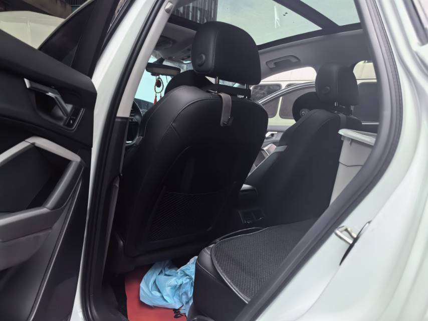 Audi Q3 2023 car image #4