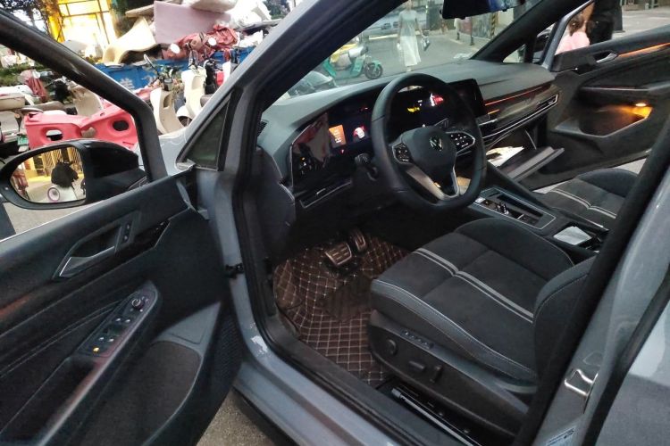 Volkswagen Golf 2023 car image #9