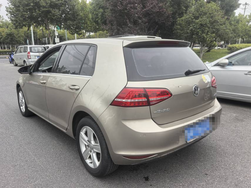 Volkswagen Golf 2017 car image #2