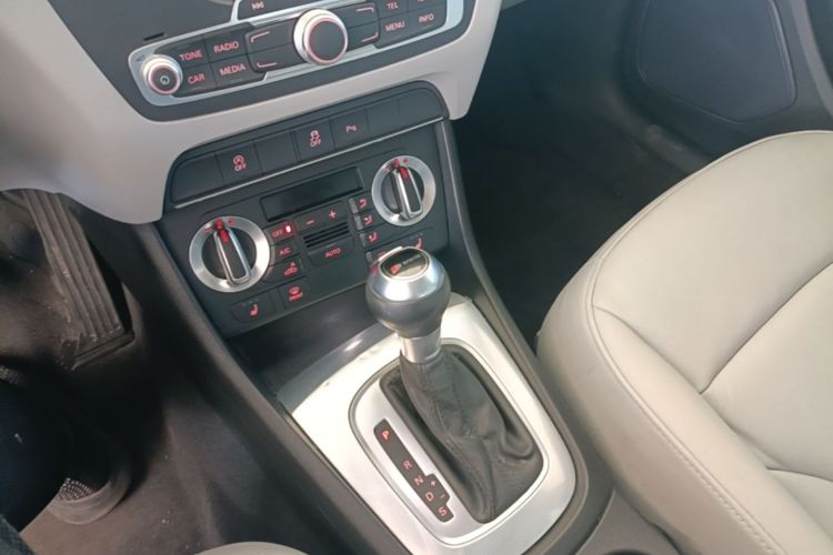 Audi Q3 2016 car image #14