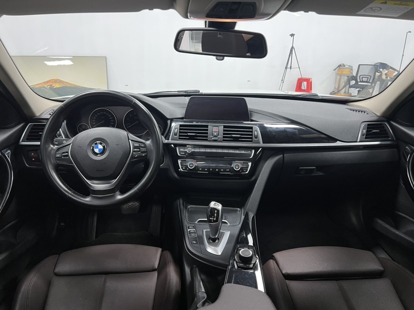 BMW 3 Series 2018 car image #6