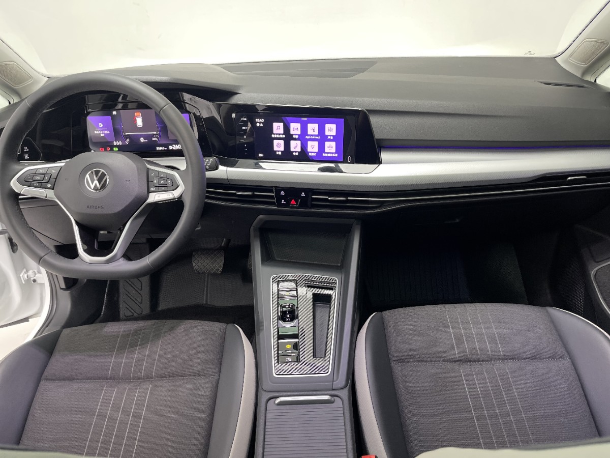 Volkswagen Golf 2023 car image #2
