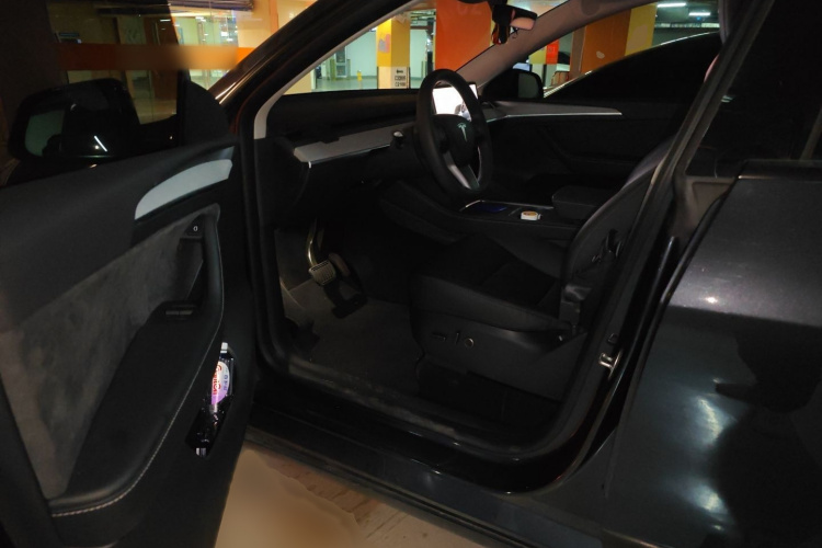 Tesla Model Y 2024 #13 Tesla Model Y 2024 car image #13