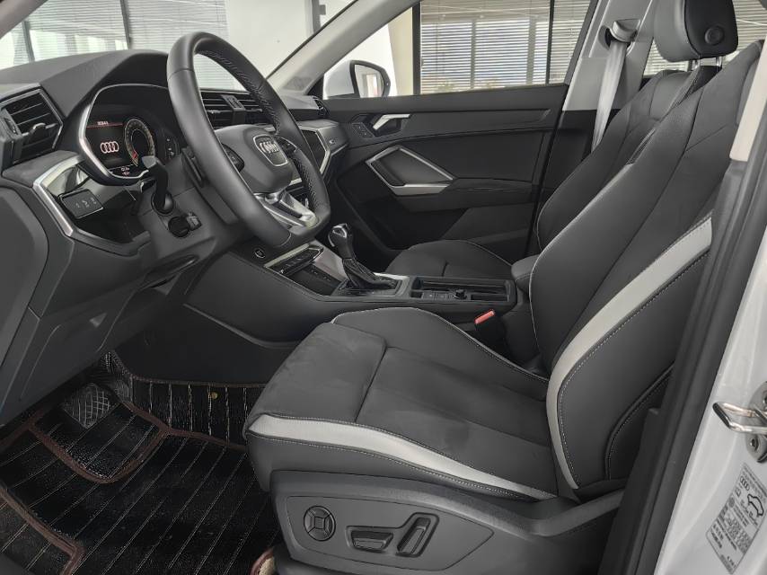 Audi Q3 2023 car image #9