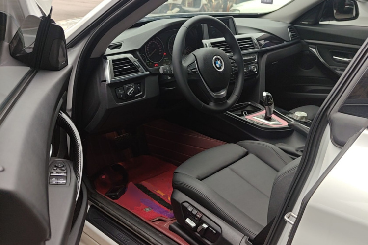 BMW 3 Series GT 2018 car image #12