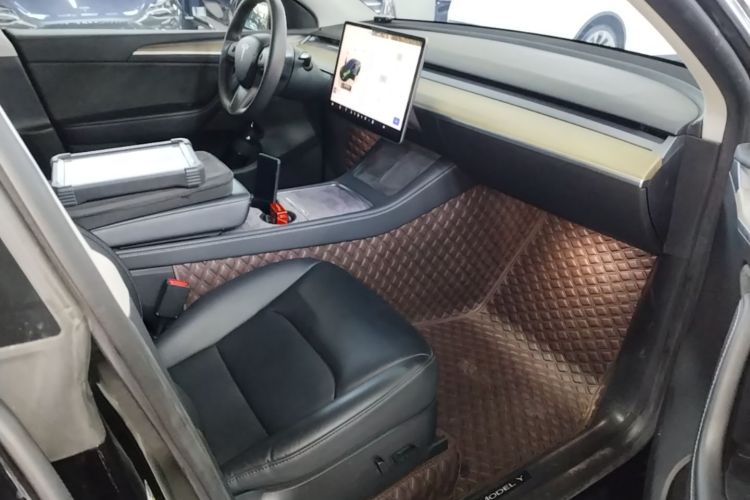 Tesla Model Y 2022 car image #24