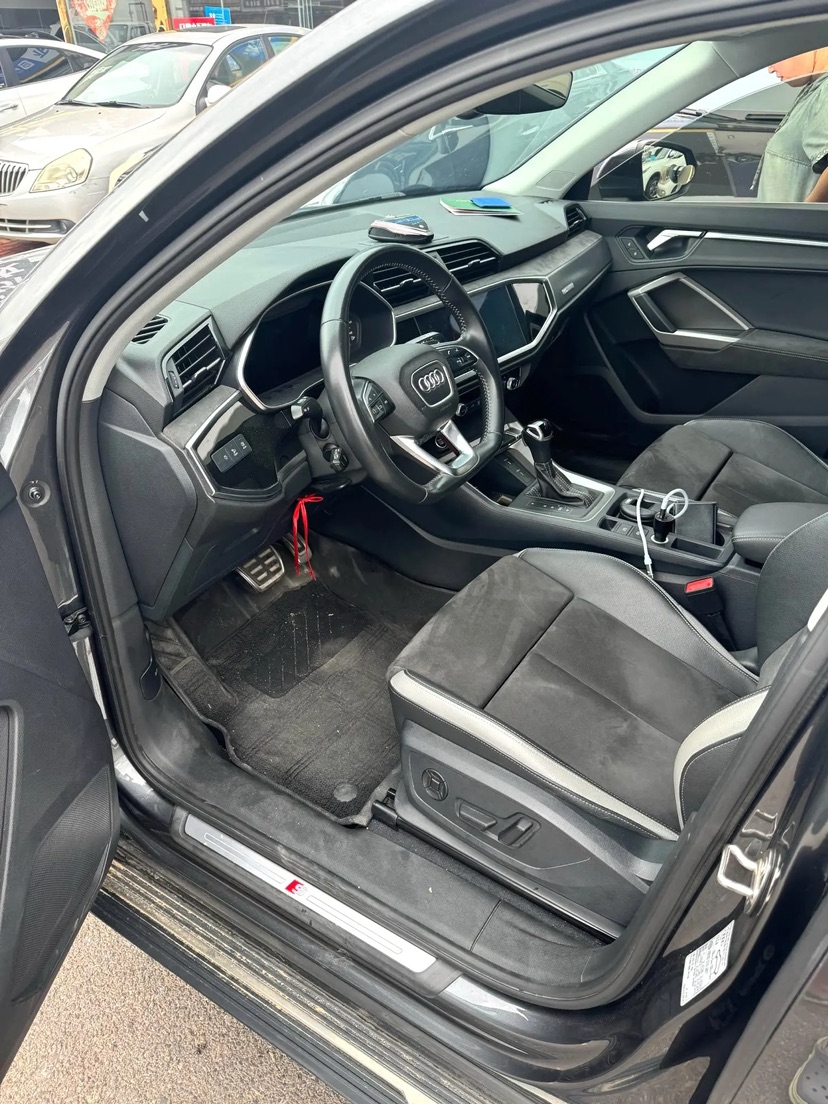Audi Q3 2022 car image #2