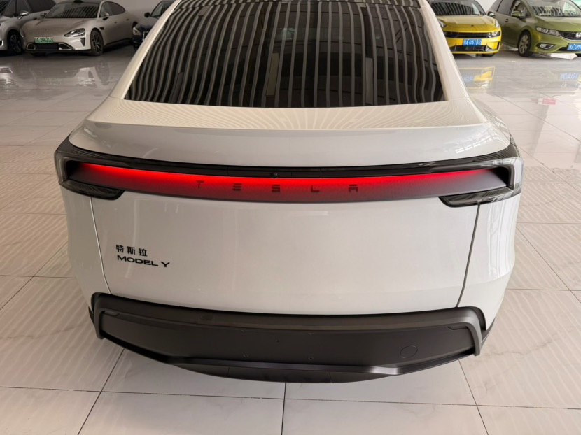 Tesla Model Y 2026 car image #8
