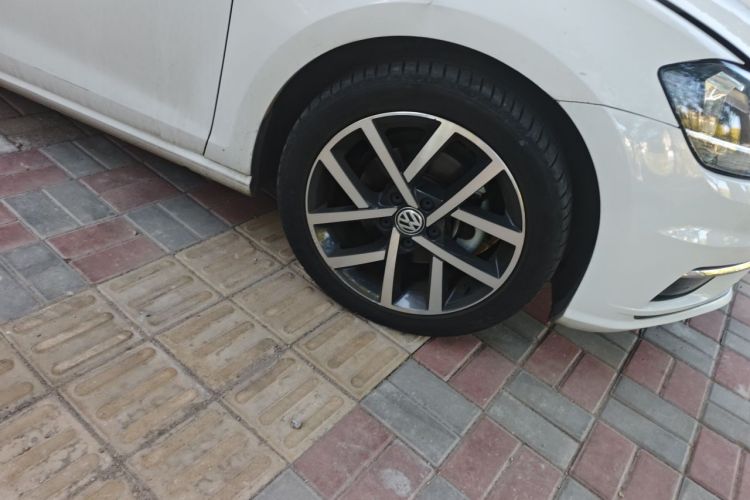 Volkswagen Golf 2019 car image #6