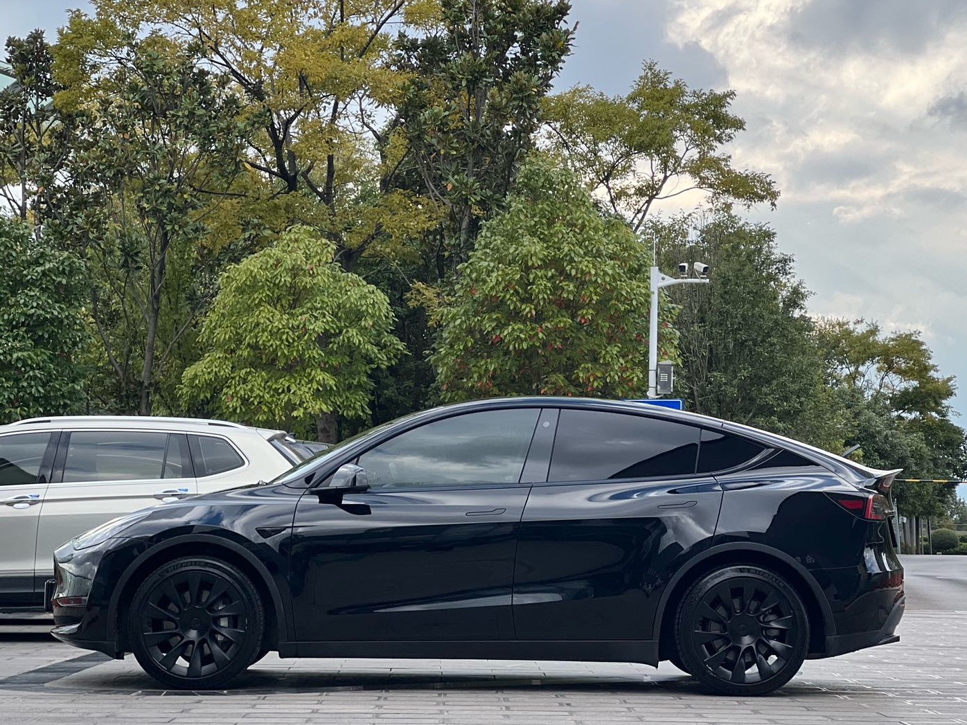 Tesla Model Y 2021 #4 Tesla Model Y 2021 car image #4