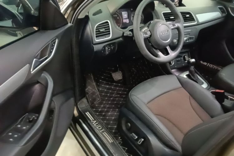 Audi Q3 2019 car image #16