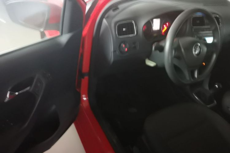 Volkswagen Polo 2015 car image #13