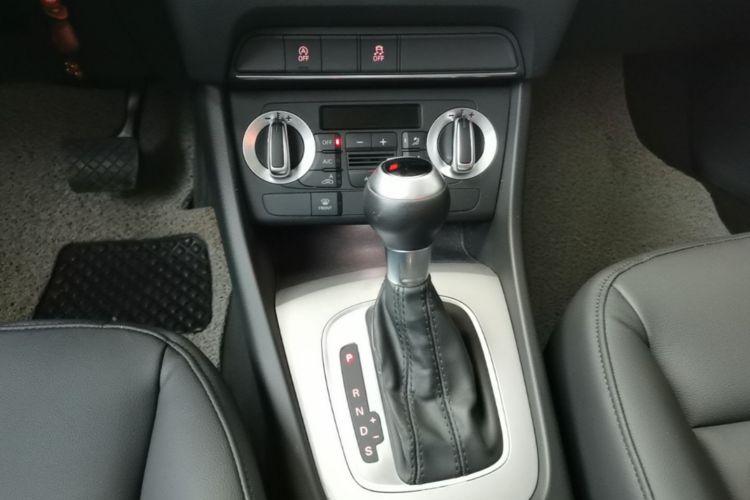 Audi Q3 2015 car image #14