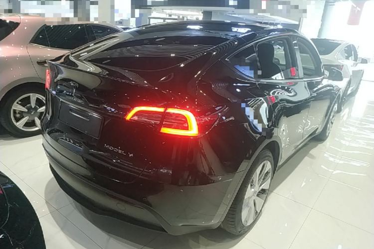 Tesla Model Y 2023 car image #5