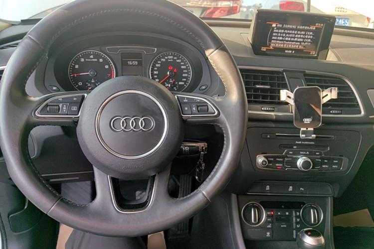 Audi Q3 2017 car image #10