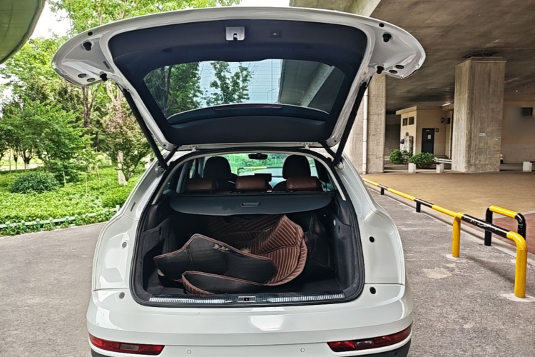Audi Q3 2019 car image #19