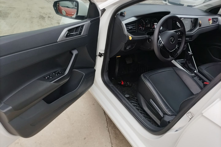 Volkswagen Polo 2022 car image #16