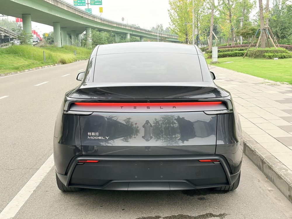 Tesla Model Y 2025 #5 Tesla Model Y 2025 car image #5
