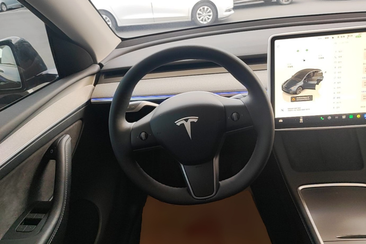 Tesla Model Y 2024 car image #11