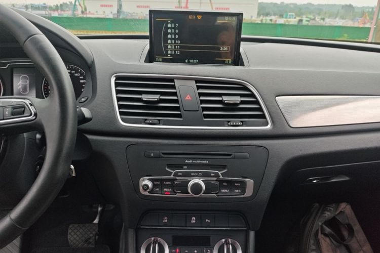 Audi Q3 2014 car image #13