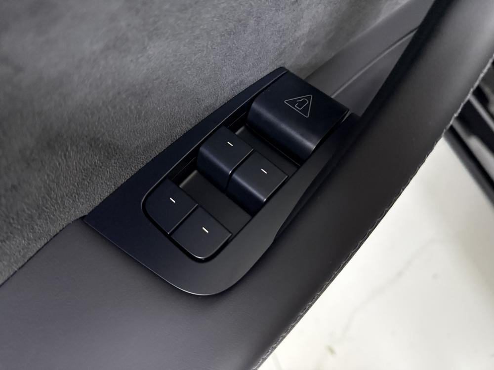 Tesla Model Y 2025 immagine di auto #18