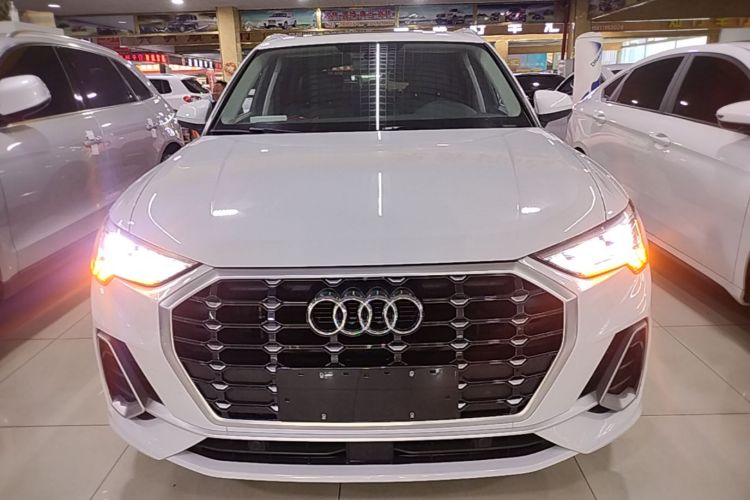 Audi Q3 2020 car image #3