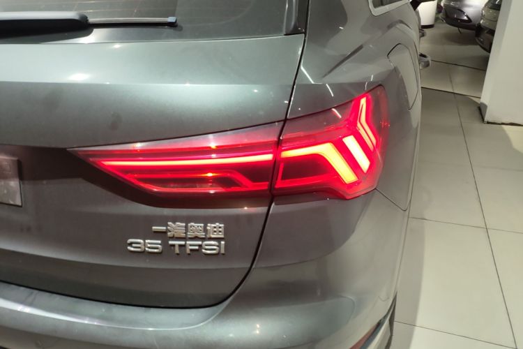 Audi Q3 2021 car image #8