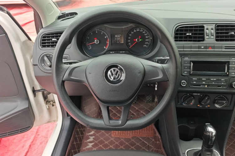 Volkswagen Polo 2016 car image #11