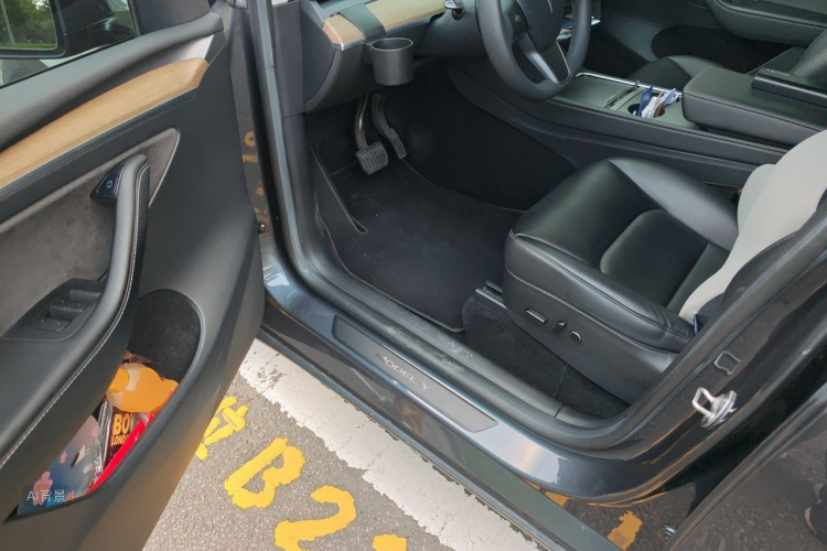 Tesla Model Y 2022 immagine di auto #18