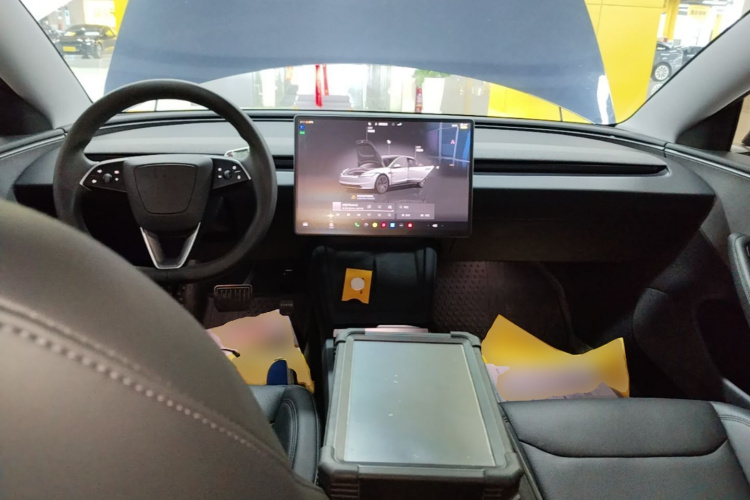 Tesla Model 3 2025 صورة سيارة #11