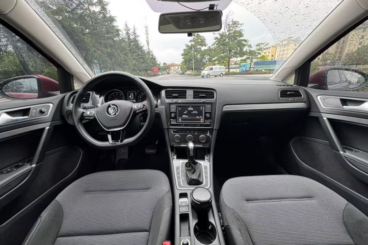 Volkswagen Golf 2018 car image #12