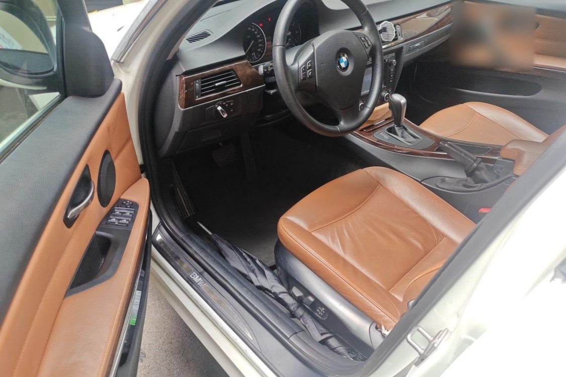 BMW 3 Series 2011 car image #25