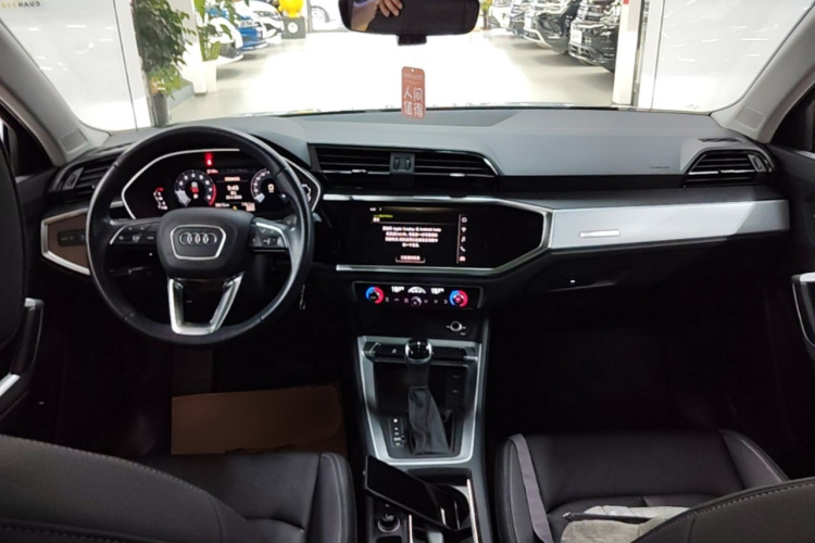 Audi Q3 2021 car image #10