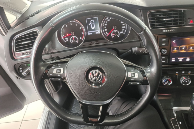 Volkswagen Golf 2019 car image #11