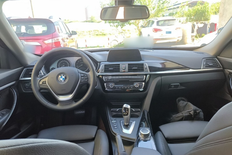 BMW 3 Series GT 2018 car image #10