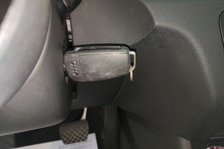 Audi Q3 2016 car image #9