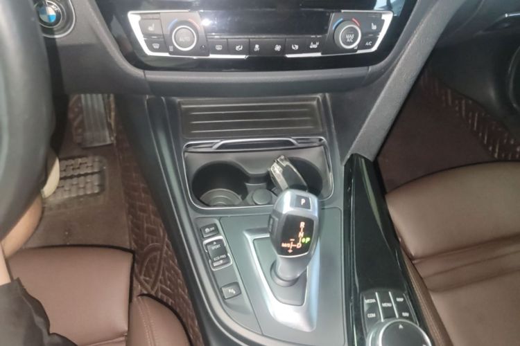 BMW 3 Series 2019 car image #14